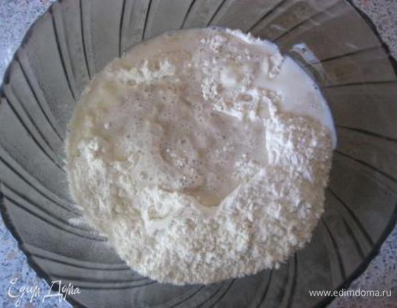 Муку просеять вместе с солью, влить опару, перемешать.