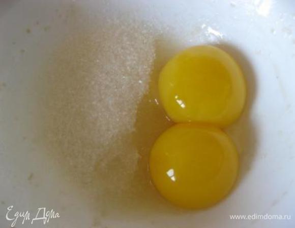 В отдельной миске венчиком взбить сахар с желтками и ваниль.