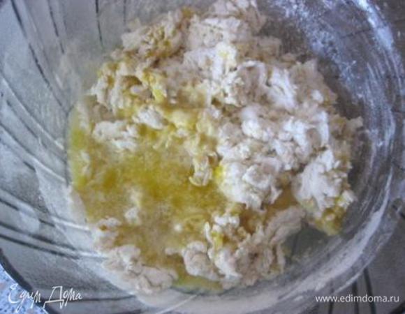 Размягченное сливочное масло растопить и вылить в тесто.
Мешать, пока масло не впитается.