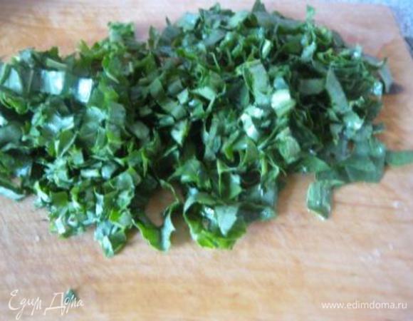 нарезать,
сложить в миску и залить кипятком на несколько секунд.
Это необходимо для того, чтобы из щавеля ушла горечь.
Всю воду слить.
