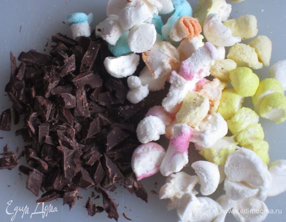 Маршмеллоу нарезать на небольшие кусочки. Шоколад порубить ножом.