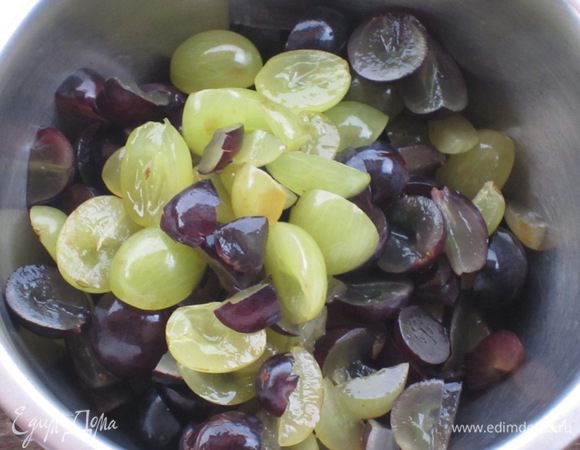 Смешать виноград, маршмеллоу, розмарин и шоколад.