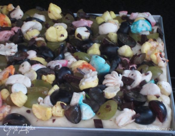 Когда тесто подойдёт, выложить на него начинку и слегка вдавить её в тесто. Снова накрыть тесто полотенцем и оставить ещё на 1 час в тёплом месте.