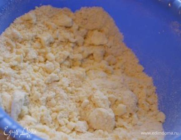 Масло нарезать на кусочки, соединить с сахаром, цедрой лимона, мукой, миндальной мукой и разрыхлителем. Смешать в крошку.