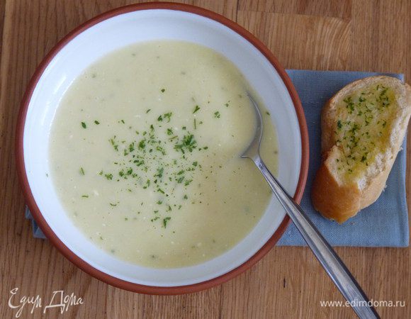 Измельчить суп в блендере, добавить соль, перец, зелень и сливки. Слегка прогреть и подавать.