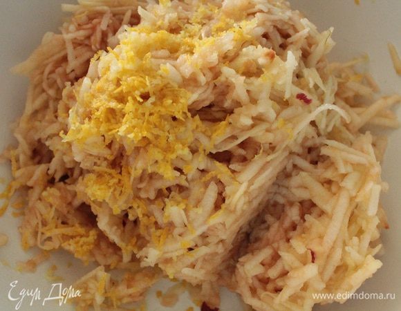 Яблоки почистить,удалить сердцевину и натереть на крупной терке,добавить цедру и сок половины не очень крупного лимона,перемешать.У меня ушло пять яблок средней величины.