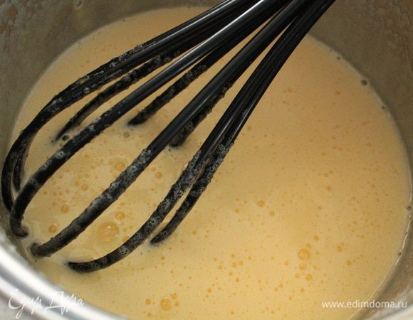 Яйца с сахаром слегка взбить венчиком,минуты 2-3.