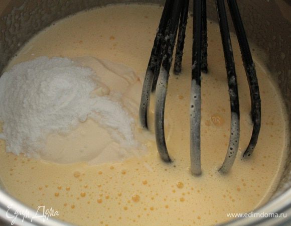 Добавить сметану 200 гр и разрыхлитель,перемешать венчиком.Сметану я покупаю на рынке,густую.