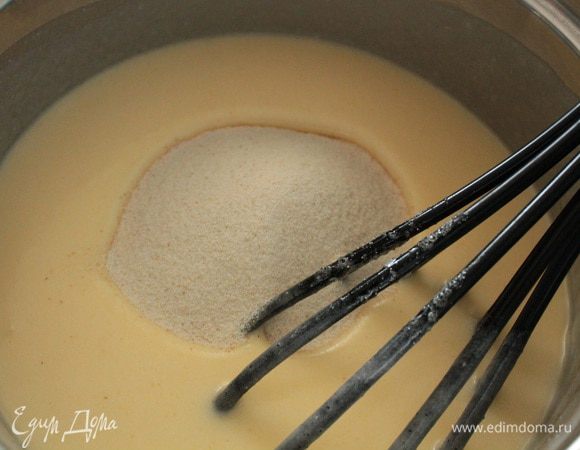 Добавить растительное масло без запаха,перемешать,добавить манную крупу,перемешать.