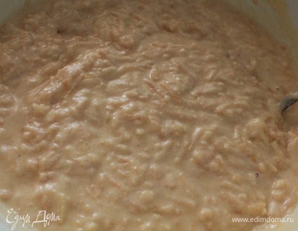 Соединить приготовленную смесь с натертыми яблоками,перемешать ложкой.