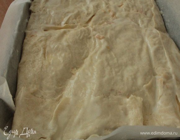 Сверху выкладываем лист лаваша,снова смазываем его сметаной,сверху еще один лист лаваша.Края загибаем в середину.Поверхность пирога обильно смазываем сметаной,что бы корочка не была слишком сухой после выпечки.