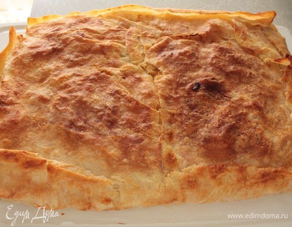 Выпекать пирог при 180 градусах 35-40 минут,до румяной корочки.Я выпекала в электрической духовке в режиме "верхний и нижний нагрев".Готовый пирог оставить в приоткрытой духовке на 5 минут,затем достать и полностью остудить на решетке,прикрыв верх полотенцем.Приятного вам чаепития!