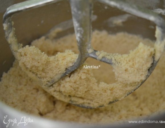 Руками или используем технику как кухонный комбайн, насадка весло. Смешать в крошку муку и размягченное масло.