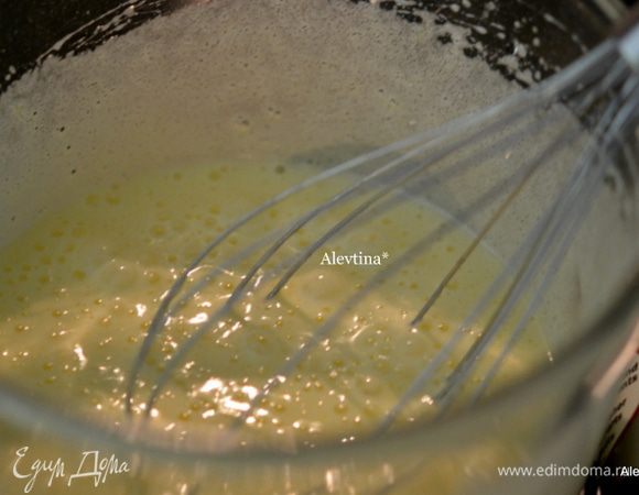 Отдельно смешать яйца, сахар на высокой скорости примерно 3-5 мин.
