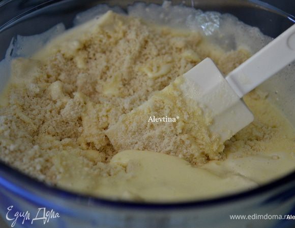 Добавить в тесто яичную смесь. Перемешать лопаточкой аккуратно.
