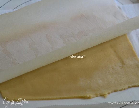 Разделить тесто на 4 части. Раскатать первую часть на бумаге для выпечки, используя бумагу для выпечки и сверху. Удобно тем что тесто не прилипает и послушное.