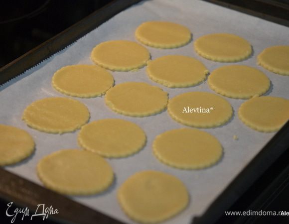 Переносим печенье с бумагой для выпечки на противень. Ставим в разогретую духовку на 180 гр на 8-10 мин. Или смотрите по виду, чтоб не подгорело, чем меньше печенье в диаметре, тем меньше время выпекания.