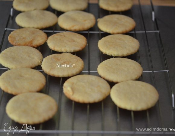 Перекладываем на решетку для остывания. Так поступаем с каждой партией печенья.
