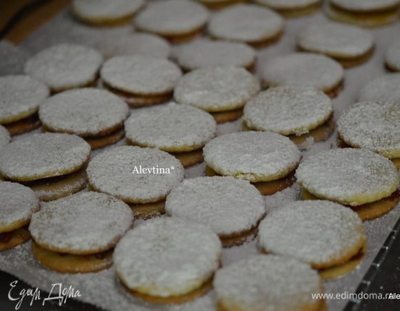 Затем смазываем печенье джемом или вареньем , закрываем вторым . Выкладываем на стол. Посыпаем сахарной пудрой.
