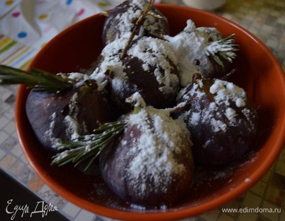 Укладываем наши "шашлычки" в подходящую для маринования посудину , с маломальскими бортиком, сбрызгиваем половиной бальзамического уксуса (здесь,  в списке ингредиентов к моему удивлению бальзамического уксуса нет. Есть крем, но он для маринования не подойдёт- не растечется, поэтому пришлось выбрать "бальзамический соус" , хотя нужен просто хороший бальзамик. Кстати подскажите пожалуйста можно ли этот список как то  победить?). 
Итак, сбрызгиваем бальзамиком и присыпаем сахарной пудрой, оставляем минут на 10-15 мариноваться.