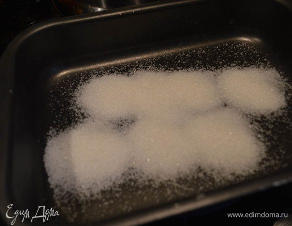 Готовим быструю карамель в такой посуде, которая-то прекрасно себя чувствует и на плите и в духовке. Насыпаем на сахар, топим на среднем огне. НЕ МЕШАЕМ, НЕ ТРЯСЕМ. А то кристализуется и будет вкусный сиропчик с отдельными комками сахарных кристаллов. Ничего сложного! Просто 5 минут терпения. И потом, карамель- вещь в хозяйстве полезная и много для чего может пригодиться:)