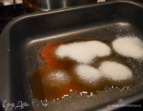 Сначала сахар желтеет по краям... Ждём, не мешаем.