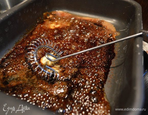 Вот когда совсем темно коричневым станет- пора добавлять масло, вбивая его венчиком в карамель, она сразу посветлеет и станет цвета ириски. 