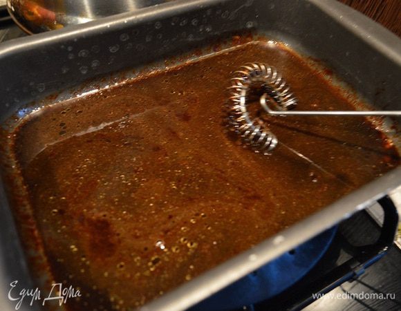 Добавляем оставшийся бальзамик, и пару-тройку ложек воды для более жидкой консистенции карамели. Я еще маааааленькую щепоточку соли туда ... Ну как без соли в десертах. А соленая карамель ?! Это же мммммм))