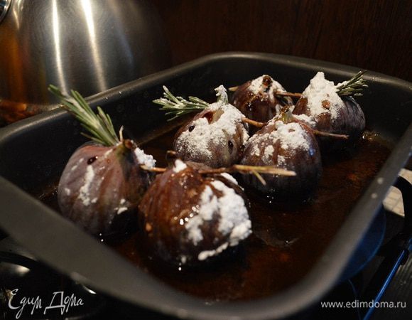 Укладываем наших замаринованных красавцев в карамель, поливаем остатками маринада и устраиваем карамельное обливание каждому инжиру с помощью столовой ложки (достаточно пару ложек на каждый). Они сразу аппетитно засияют, но мы их еще выведем на новый уровень.