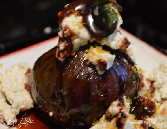 Шашлычок присыпаем цедрой лимона, она очень дружит с инжирами. Конечно поливаем соусом, который получился на дне формы или сковородки, где запекались инжиры и подаем на выбор: либо с творогом, либо об со сметаной , можно и с тем и с другим. В оригинале идет с рикоттой.  Листик мяты и/или базилика (у меня на окне они всегда в горшках, поэтому специально конечно можно не покупать, цедра нужна, а зелень уже экстра). И вот тут кстати можно пару капель бальзамического КРЕМА добавить , если есть. Ну или выпаренного на 2/3 собственными силами бальзамика, хотя это уже пошли лёгкие кулинарные извращения )) Та-дааам ! На самом деле писать дольше , чем делать. 