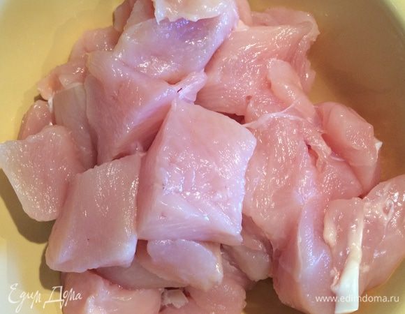 Куриное филе помыть, обсушить бумажным полотенцем, порезать небольшими кусочками.