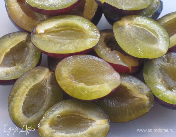 Сливы помыть,разрезать пополам и вынуть косточку.В ингредиентах приводится чистый вес слив.