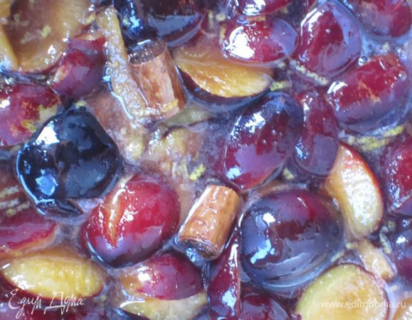 Довести до кипения на среднем огне и варить ,постоянно помешивая деревянной ложкой и снимая пену,пока сливы на станут мягкими.