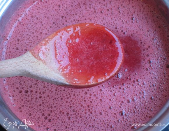 Удалить из конфитюра палочку корицы.Пюрировать массу погружным блендером .