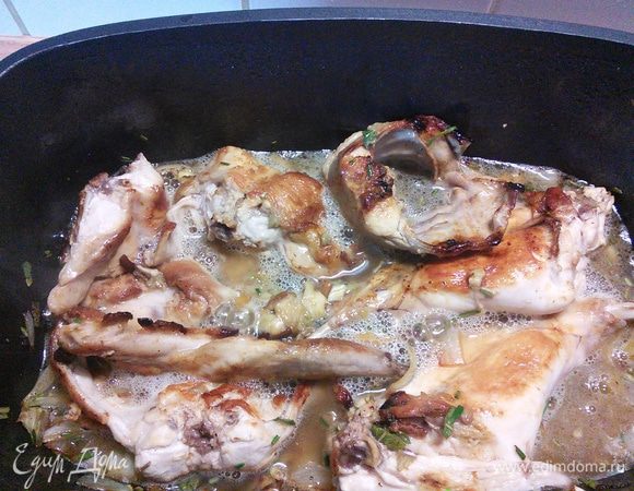 Залить вином, дать закипеть, так выпариться алкоголь, посолить, поперчить. 