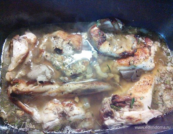 Залить бульоном, чтобы мясо было покрыто жидкостью. Довести до готовности в разогретой до 180° духовке первую половину времени под фольгой или крышкой, вторую без. Мне понадобились 50 мин, но зависит от качества мяса. 