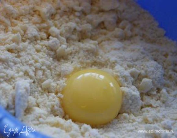 Добавить желток. Тщательно перемешать.