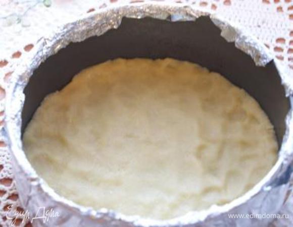 Тесто выложить на дно формы. Отправить в холодильник.