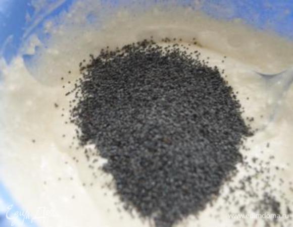 Добавить сахар и мак, тщательно перемешать.