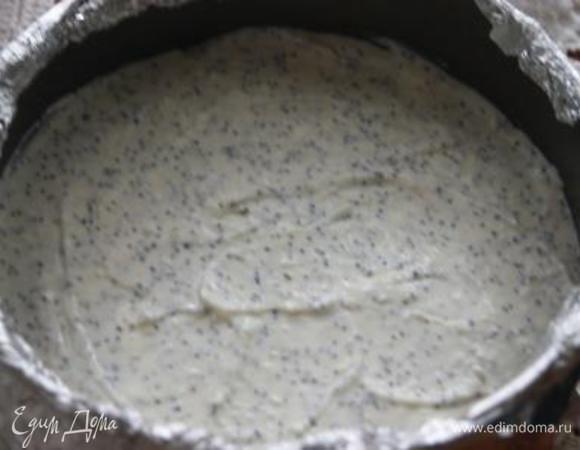 Творожную начинку выложить на песочную основу.