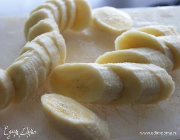 Готовим карамелизированные бананы. Бананы порезать кружочками.