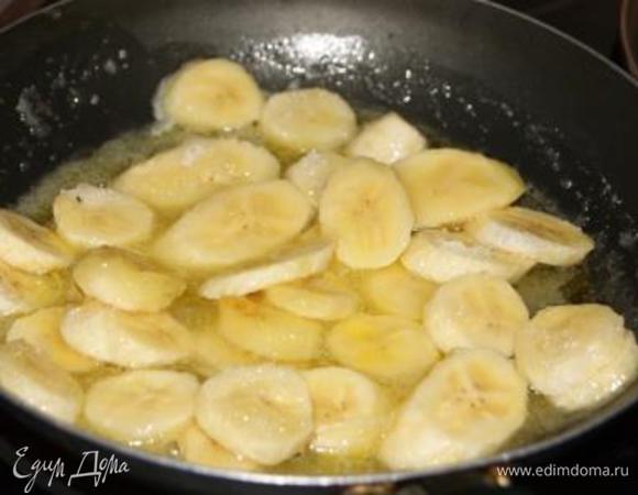 Масло растопить добавить бананы и сахар, прогреть минуты 2-3.