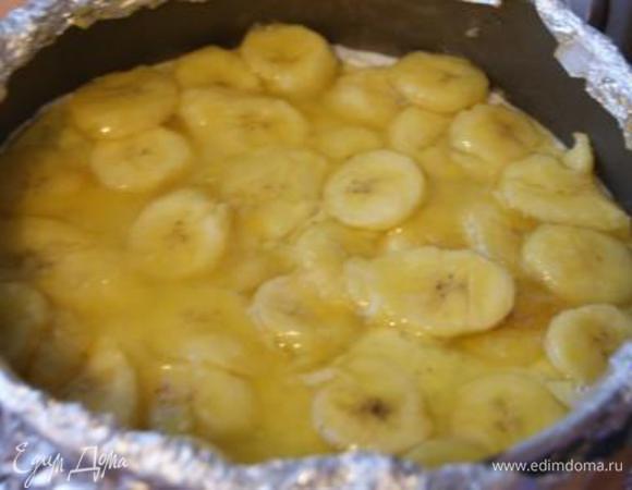 Бананы выложить на творожную начинку.