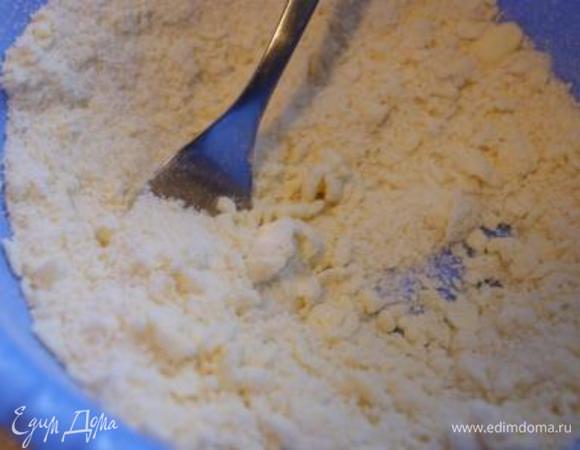 Готовим штрейзель. Масло порезать кусочками, добавить сахар и муку, смешать в крошку.