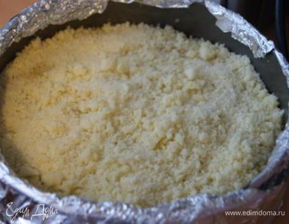 Выложить штрейзель на бананы. При запекании он соединится с бананами и даст шикарную корочку.