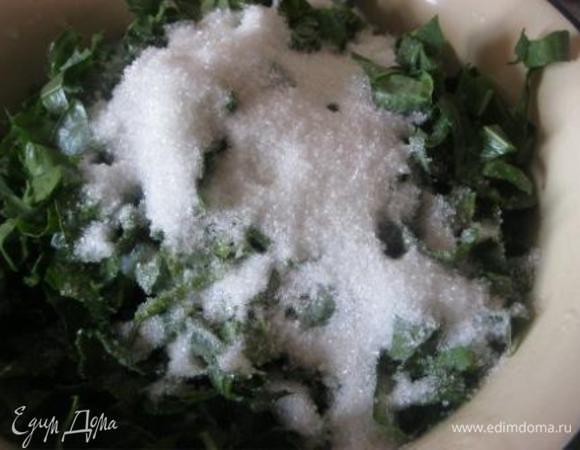 Ошпаренные листья щавеля сложить в сухую миску,добавить сахар и размолотые сухари, перемешать.