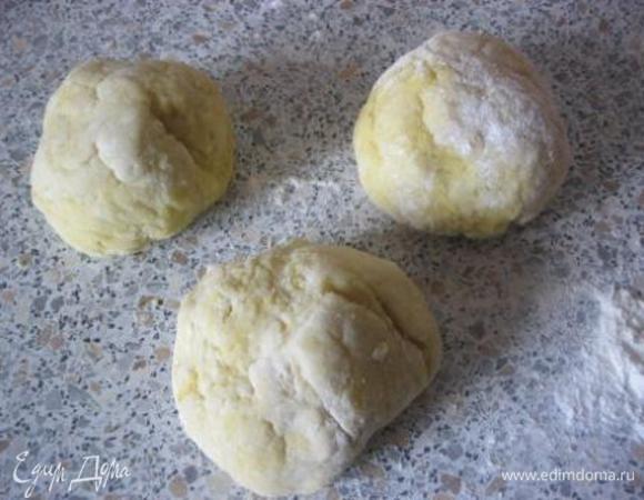 Подошедшее тесто обмять и разделить на три части.