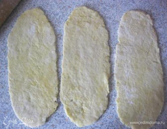 Каждую часть раскатать в пласт , размером 10х30 см.