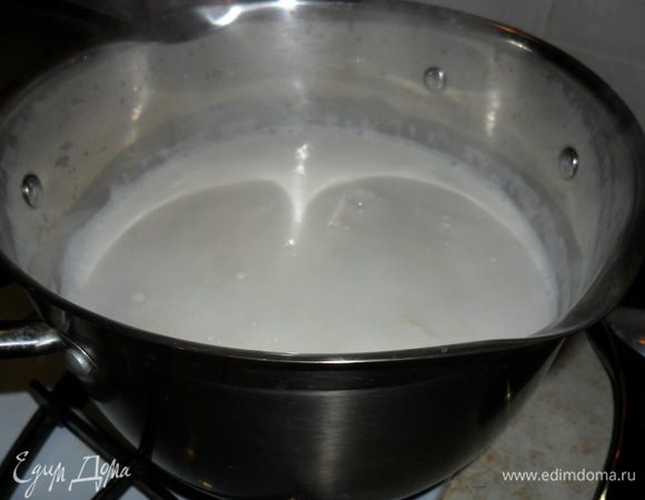 Готовим крем. Вскипятим 2 литра молока (0.5 л. нам понадобиться позже).