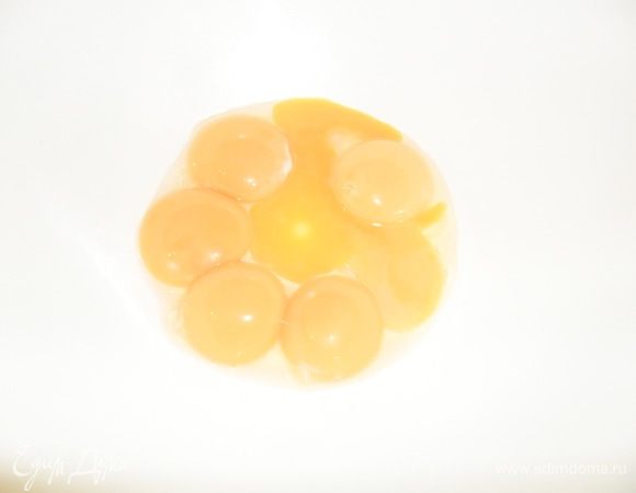 Отделяем желтки от белков.